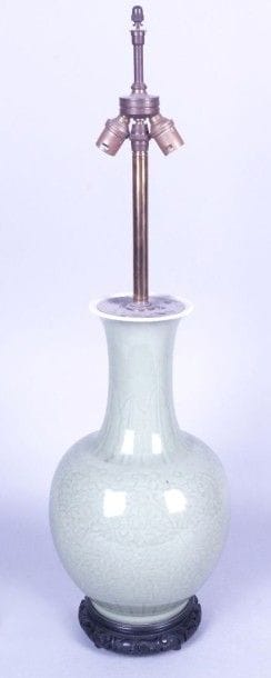 CHINE, XIXe siècle
VASE BALUSTRE en porcelaine...