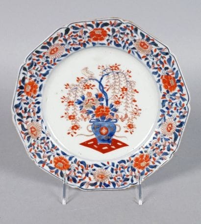 JAPON, Imari, XIXe siècle
ASSIETTE SUR PIED...