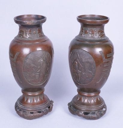 JAPON, vers 1900
PAIRE DE VASES en bronze...