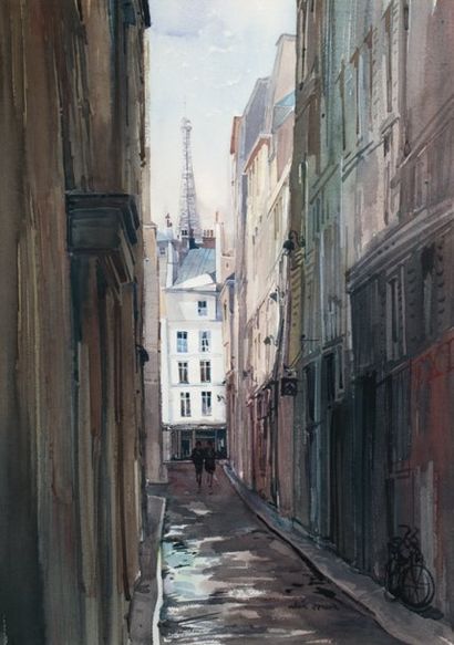 PASSANTE DANS UNE RUE PRÈS DE LA TOUR EIFFEL...