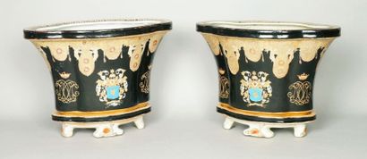 GRANDE PAIRE DE CACHE-POTS QUADRILOBÉS SUR...