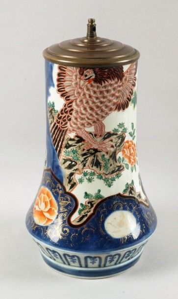 VASE en porcelaine à panse aplatie de style...