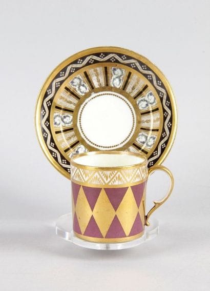 ENSEMBLE en porcelaine comprenant: une tasse...