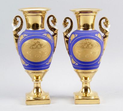 Porcelaine de Paris, époque Restauration
PAIRE...