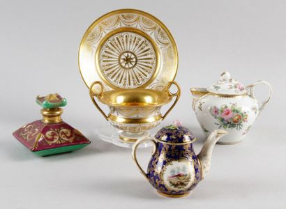 TASSE à deux anses et SOUS-TASSE en porcelaine...