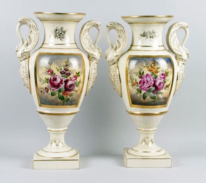 PAIRE DE VASES en porcelaine de style Empire...