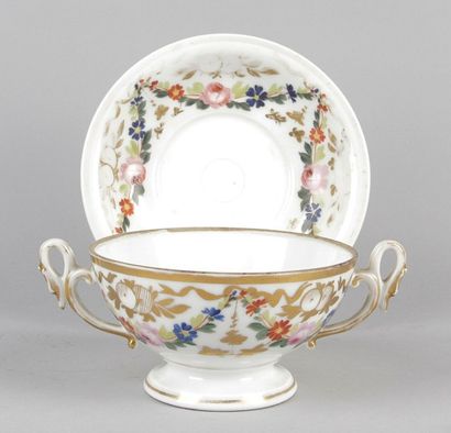 PORCELAINE de PARIS, époque Louis-Philippe
COUPE...