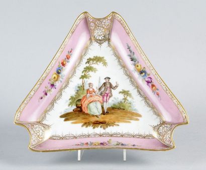 DRESDE, XIXe siècle
COUPE VIDE-POCHES TRIANGULAIRE...
