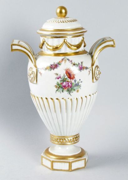 FÜRSTENBERG, XIXe siècle
VASE OVOÏDE COUVERT...