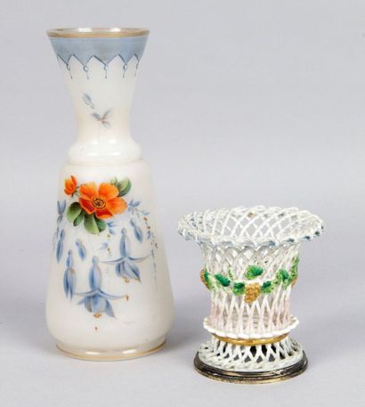 1 - PETITE CORBEILLE en porcelaine ajourée...