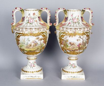 PAIRE DE VASES sur piédouche cannelé en faïence...