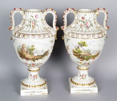 PAIRE DE VASES sur piédouche cannelé en faïence...