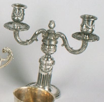 PAIRE DE CANDÉLABRES à deux lumières en métal...