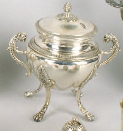 SUCRIER quadripode de forme ovoïde en argent,...