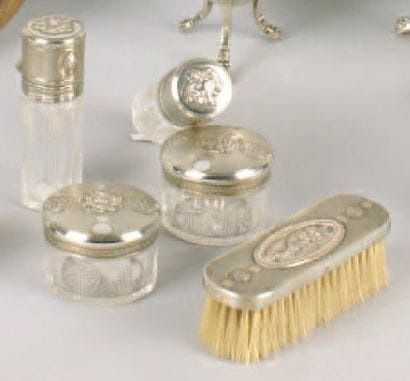 GARNITURE DE TOILETTE en cristal, argent...