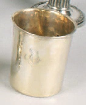 TIMBALE-GOBELET en argent, modèle filet,...