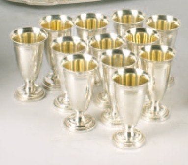 SUITE DE DOUZE VERRES à liqueur de forme...