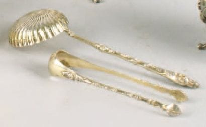 SAUPOUDREUSE et pince à sucre en vermeil...