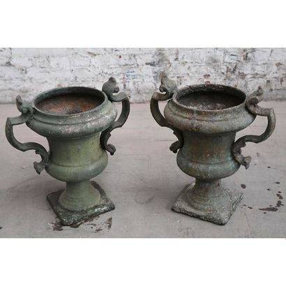 PAIRE DE VASES de jardin de forme Médicis...