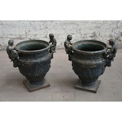 PAIRE DE VASES de jardin en fonte de fer...