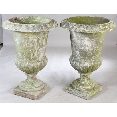 SPECTACULAIRE PAIRE DE VASES en ciment patiné...