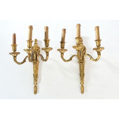 PAIRE D’APPLIQUES LOUIS XVI en bronze doré...