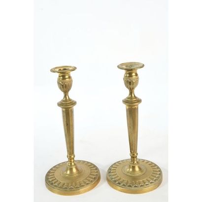 PAIRE DE BOUGEOIRS DIRECTOIRE en bronze doré...