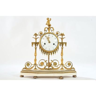 PENDULE LOUIS XVI de forme architecturale...