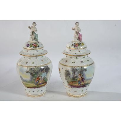 PAIRE DE VASES couverts en porcelaine de...