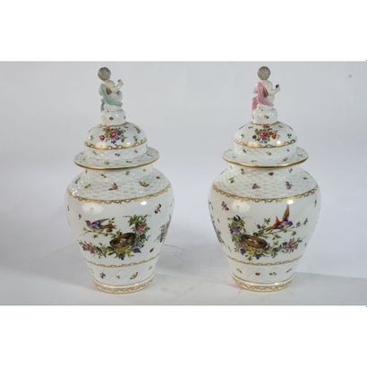 PAIRE DE VASES couverts en porcelaine de...