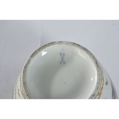 PAIRE DE VASES couverts en porcelaine de...