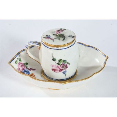 VINCENNES. MOUTARDIER en porcelaine tendre...