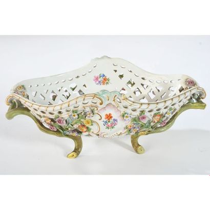 SAXE. Coupe en porcelaine dans le goût rocaille...