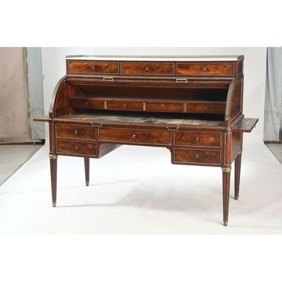 BUREAU A CYLINDRE LOUIS XVI toutes faces...