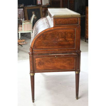 BUREAU A CYLINDRE LOUIS XVI toutes faces...