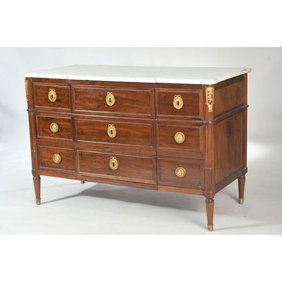 COMMODE LOUIS XVI de forme rectangulaire...