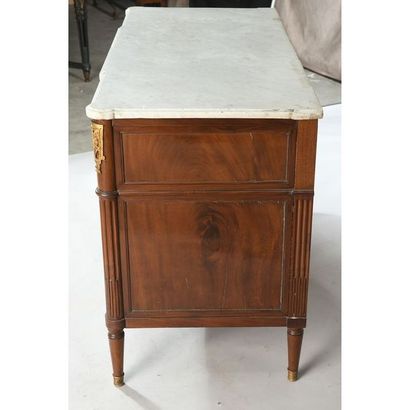 COMMODE LOUIS XVI de forme rectangulaire...
