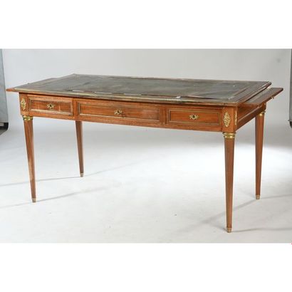 BUREAU LOUIS XVI toutes faces en acajou et...