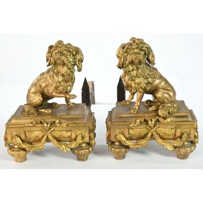 PAIRE DE CHENETS LOUIS XVI en bronze doré...