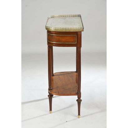 CONSOLE LOUIS XVI de forme demi-lune en acajou...