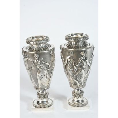 PAIRE DE VASES en bronze argenté ciselé de...