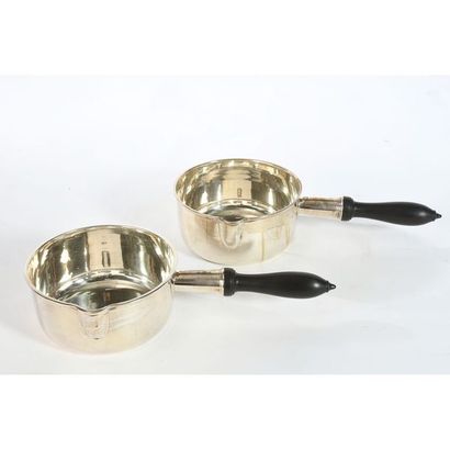 PAIRE DE GRANDS POELONS en argent massif...