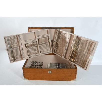 IMPORTANTE MENAGERE dans son coffret en argent...