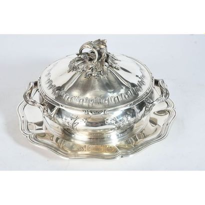 LEGUMIER sur son plat présentoir en argent...