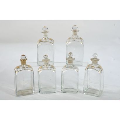 SUITE DE 6 FLACONS et leur bouchon en verre...