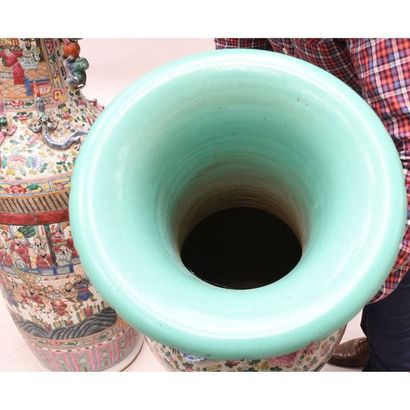CHINE. EXCEPTIONNELLE PAIRE DE GRANDS VASES...