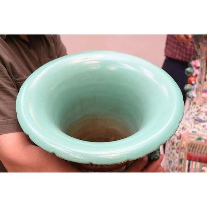 CHINE. EXCEPTIONNELLE PAIRE DE GRANDS VASES...