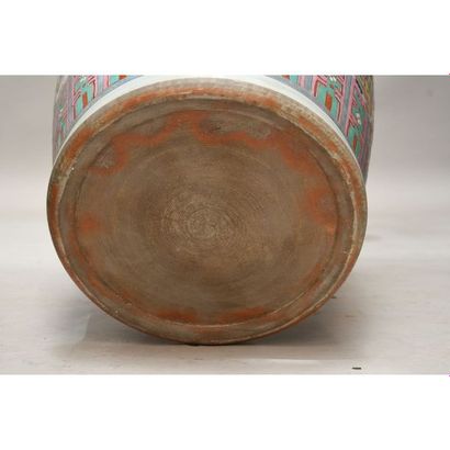 CHINE. EXCEPTIONNELLE PAIRE DE GRANDS VASES...