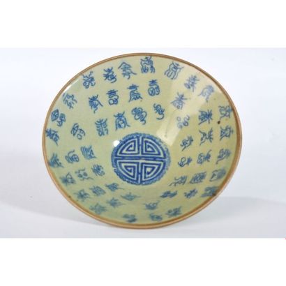 COUPE en porcelaine de CHINE à décor d’inscriptions...