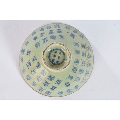 COUPE en porcelaine de CHINE à décor d’inscriptions...